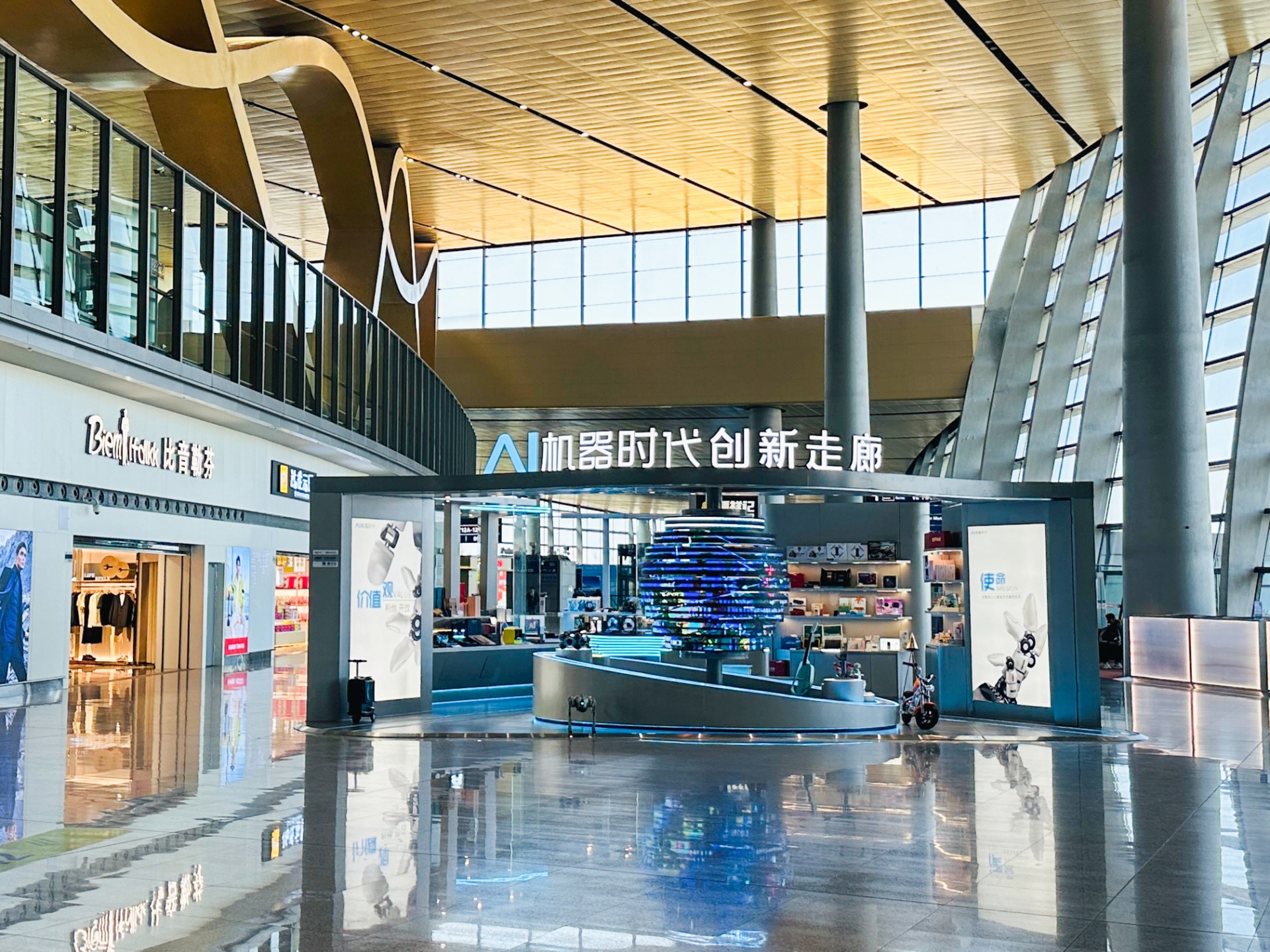 酷炫亮相 | 机器时代昆明机场创新走廊！
