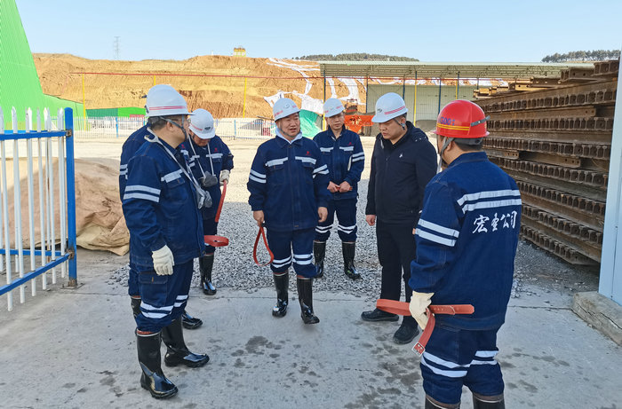 侯斌到金成矿建公司龙湾项目部调研 - 晋城宏圣建筑工程有限公司