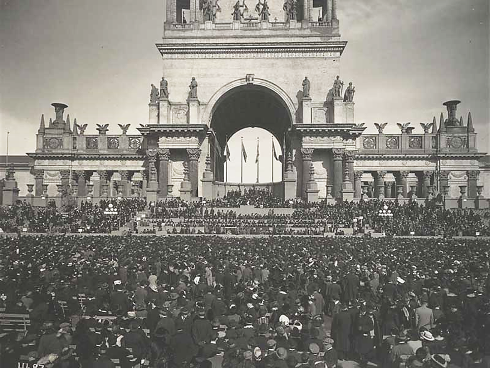 The opening day, 31 countries including the United States, China, Japan, Australia, New Zealand, Spain, Portugal, the Netherlands, Belgium, Sweden, Denmark, France, Italy, Turkey, Canada, Uruguay, Guatemala and other countries attended the conference as promised, bringing no less than 200,000 exhibits. More than 216,000 spectators flocked to the opening day. At 12 o 'clock in the afternoon, President Wilson flipped a remote power switch at the White House and the fountain in San Francisco opened the Panama Fair. At the same time, the wheels of the Treasure Tower, or the Machine hall, whirled and roared with excitement.