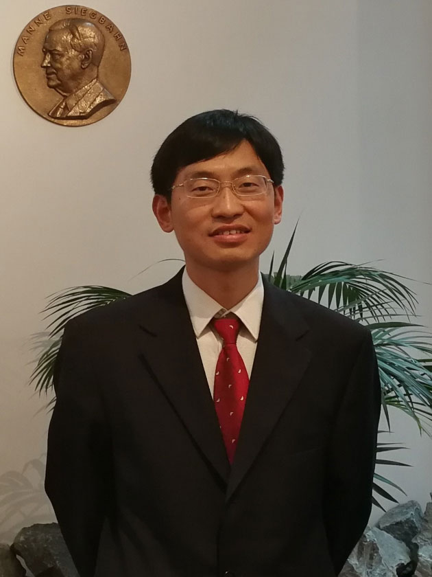 Professor, doctoral supervisor, and dean of the School of Integrated Circuits and Electronics at Beijing Institute of Technology; Director of the Ministry of Industry and Information Technology's Key Laboratory of Low-Dimensional Quantum Structures and Devices. Council member of the China Vacuum Society and member of the Semiconductor Physics Professional Committee of the Chinese Physical Society. Member of the eighth State Council Academic Degrees Committee's Electronic Science and Technology disciplinary review group. Recipient of the 2017 National Outstanding Youth Award, 2019 National "Ten Thousand Talents Plan" Technological Innovation Leader, and 2019 Chinese Physical Society Hu Gangfu Physics Award.