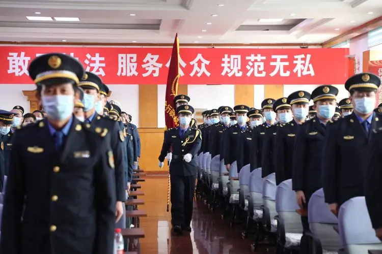     火灵鸟产品在各级工商局、税务局、城管局、质监局、安监局、药监局、旅游局和文广新局等部门部署，形成作战指挥平台，解决远程指挥调度情报信息不准、数 据共享有限 、指令下达滞后 、实时监控困难 、协同作战不力和现场反应被动等问题，真正实现了各单位、各部门和各执法人员的统一协调和统一指挥，全面提升行政执法机关扁平指挥、精确处置和综合作战的水平。
