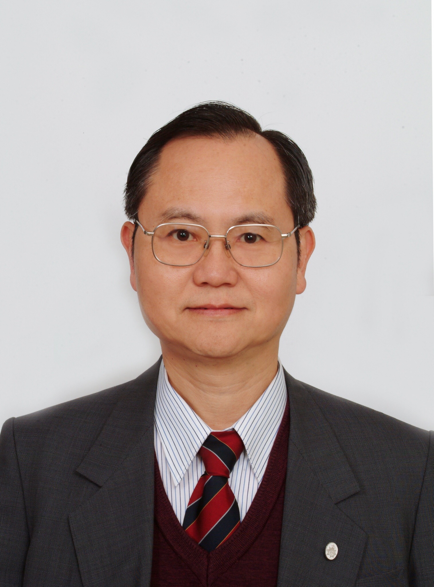 男，1954年生，客座教授。1994年毕业于交通大学管理科学研究所，获博士学位。现任铭传大学犯罪防治学系兼任副教授（2008~）、海峡两岸应急管理学会副理事长(2017~)、中华(台湾)消防退休人员协会总会总会长（2018~）、长春防灾基金会董事长（2007~）、中华(台湾)仲裁协会仲裁人（2002~）、英国国际危机管理学会 认证顾问教师 (Level B)。曾经担任台湾警察大学副教授兼消防系主任（2004~2005）、台湾消防署救灾指挥中心主任（1997~1998）、台中县消防局局长(1998~2003) –921大地震救灾现场指挥官、吴凤科技大学院副教授兼消防系主任（2005~2008）。专长领域为危机管理、風險管理、灾害防救、消防安全。兹将重大事故指挥经历略举如下：林肯大郡崩塌现场指挥官、华航大园空难现场指挥官、921大地震台中县现场指挥官、梨山森林大火现场指挥官，曾多次代表台湾参加国际救灾会议，分享处理经验，被誉为国际间学习典范。获内政部内政奖章（九二一大地震冒险犯难救灾有功）、内政部警察奖章（精研警学绩效卓著）等。著作有: 危机管理指南、警察危机决策之研究、消防科学大辞典、社区安全管理、防火管理等专书，并曾发表论文百余篇。