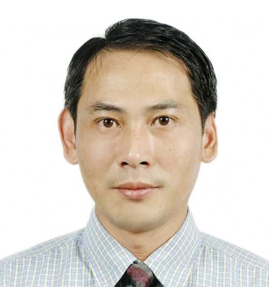 1999年毕业于澳洲国立卧龙岗大学，获博士学位。现任铭传大学两岸应急管理研究中心 教育训练组组长、英国国际危机管理学会(ICMA)亚洲区代表、英国国际危机管理学会认证顾问教师 (Level A) 。