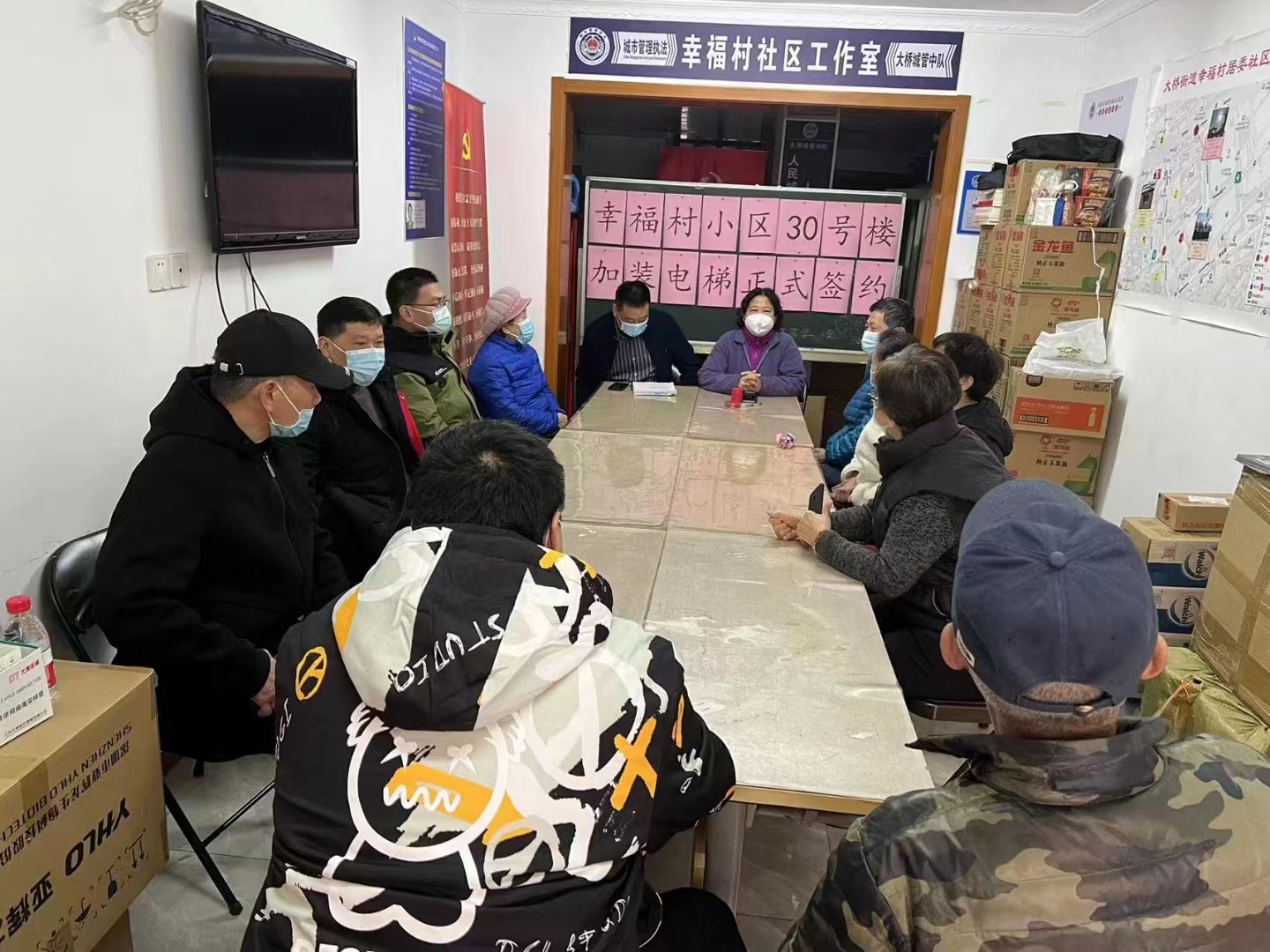 沿街老楼华丽“变身”，丹龙建设巧用“力”助推加梯之路！