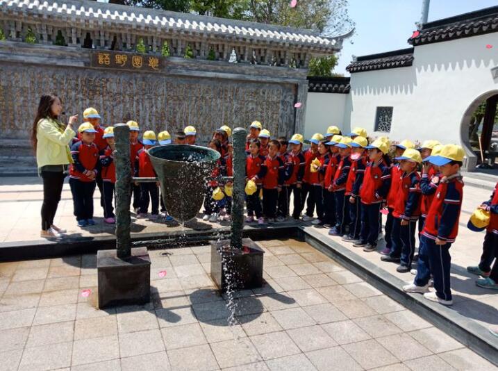 水是中华民族的自然信仰，水是讲好中国故事的灵魂角色，水是中国哲学概念逻辑推演起点，水是中西方文明本质的分野之处，水是未来世界秩序的中心内核，水是中国式“生态文明”治下世界秩序的核心，水是中国式“普世价值”的根基，水是中国人文化自信的本源，……。我们用水文化讲好中国故事，由水育化出对“生命、健康、自觉、自信”的精神、品德、思想力量，拨动人类“爱、和平、生命共同体”共同心弦。我们的水文化之船从浏河起锚，汇聚中西，以水载道，走向世界。
