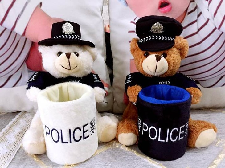 警察泰迪熊蓝帽毛衣毛绒笔筒