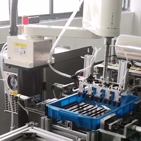 鐵芯鋪膜裝箱機器人工作站