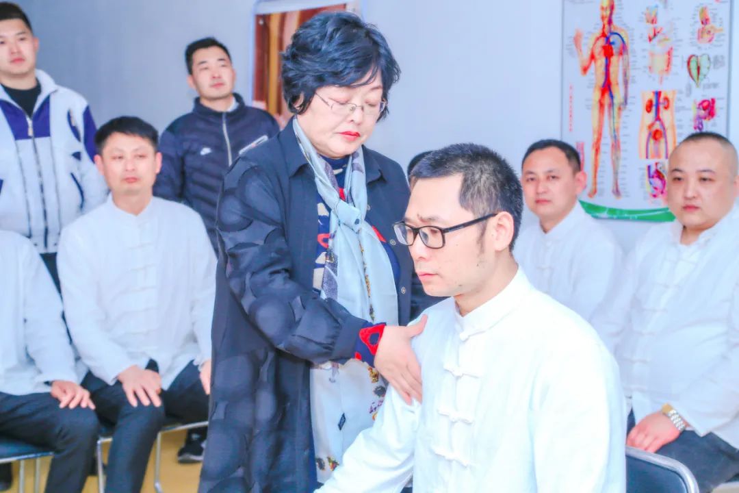 乾元老師給學員探查經絡