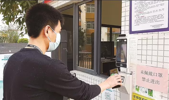 “场所码”“电子哨兵”让流调溯源更精准高效 公共场所扫码通行 成为市民习...