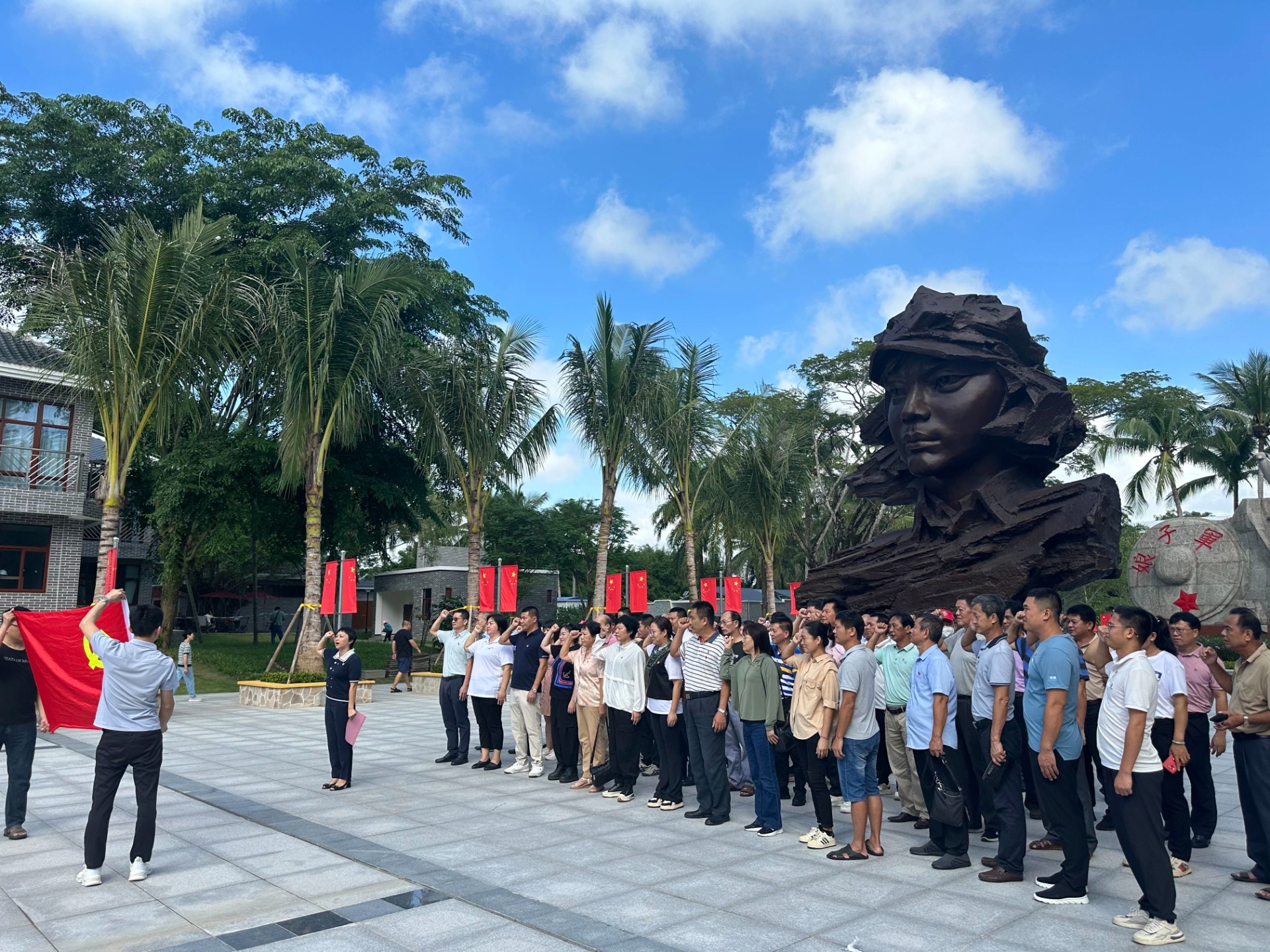 琼海市慈善总会党支部组织全体党员前往红色娘子军纪念馆开展主题党日活动