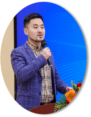 陈翔，中科广能集团法人、总经理、董事，中国科学技术大学能源动力专业博士，中科院光氢储实验室副主任。
陈翔博士长期从事先进热泵技术的研发及产业化应用工作，包括燃气热泵、混动热泵、高温热泵、二氧化碳热泵等，作为项目负责人主持及参与多项科研基金项目、横向课题研发，工作期间申请专利20余项，获得行业科技进步一等奖一项；在产业转化中多次参加创新创业大赛，获得国家级二等奖一次，省级一等奖和三等奖各一次。
陈翔博士原为中国人民解放军国防科技大学军官，在部队服役五年，具备丰富的实战经验和深邃的科技产业洞察力并历任腾讯集团、商汤科技集团管理职务。