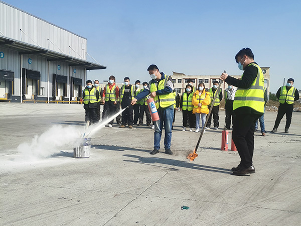 宁华运营团队在“宁华·翡克”项目仓库现场日常消防演练。