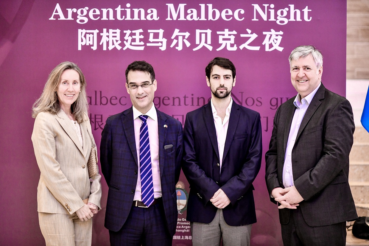 2021年11月，在上海与阿根廷领事Luciano Tanto Clement先生和工农行业代表Oscar Solís先生参与举办的阿根廷马贝客之夜。	2020年11月，与阿根廷大使Luis María Kreckler先生参与阿根廷红酒牛肉之夜。