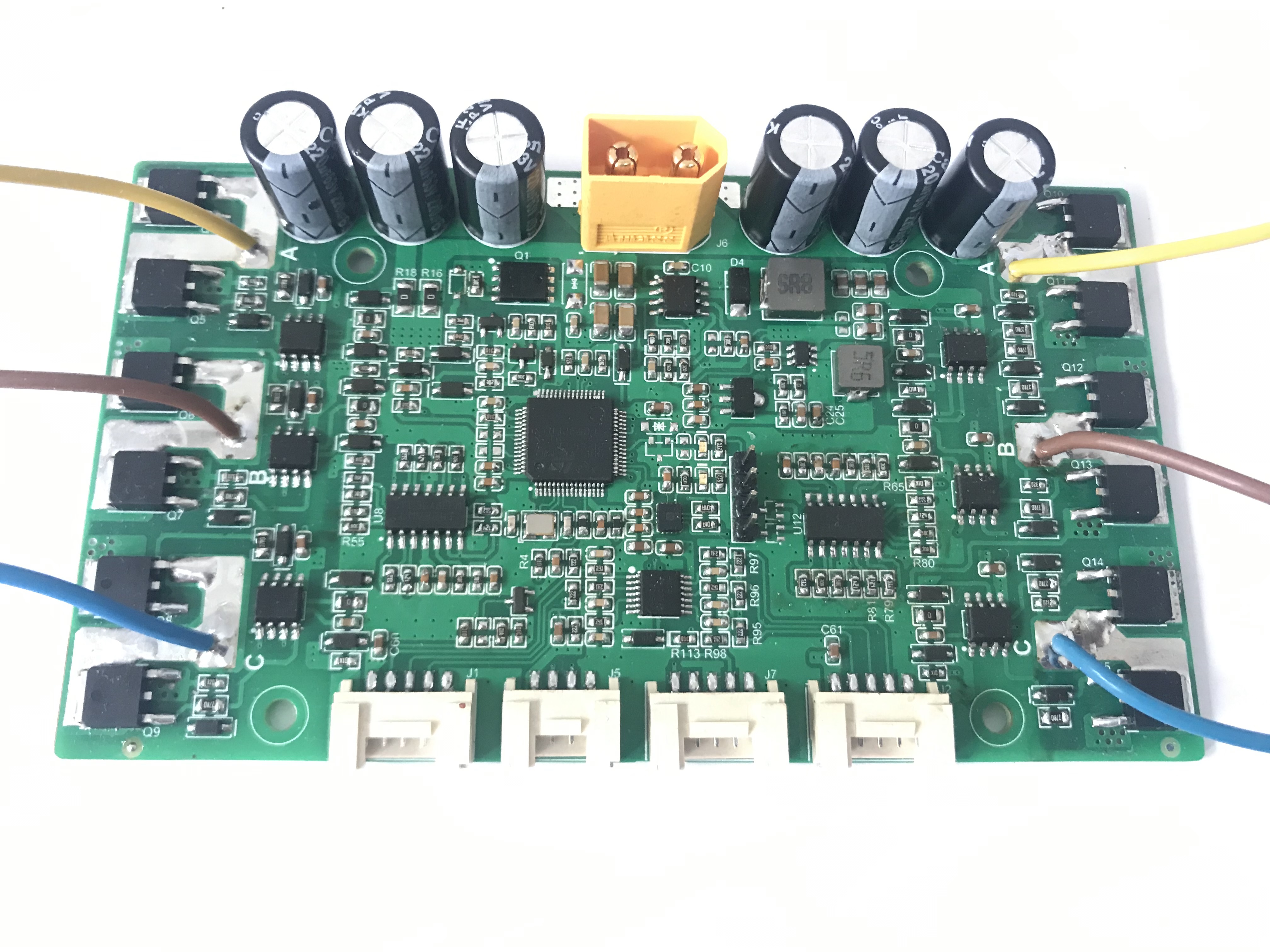 双驱无刷电机控制器，两侧分别带HALL传感器接口！ 板载IMU, 可实现双轮底盘控制器的所有功能！ 可以用作AGV等底盘使用。
1、额定电压：15-42V 最大支持电流：≤30A；
2、控制接口为串口，可定制协议，实现速度环和角速度环控制；
3、板载接口可实现外部按键开关机；
