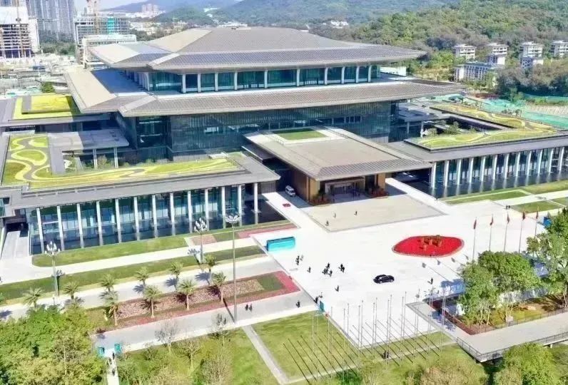 总建筑面积达13.7万平方米，由誉为“中国馆之父”的何镜堂担任总设计师，集高端会议、展览、宴会功能于一体，可同时容纳6000余人召开高标准会议。