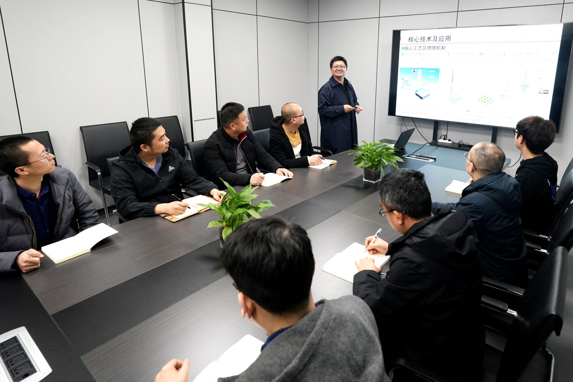 贺斌博士与团队进行技术讨论