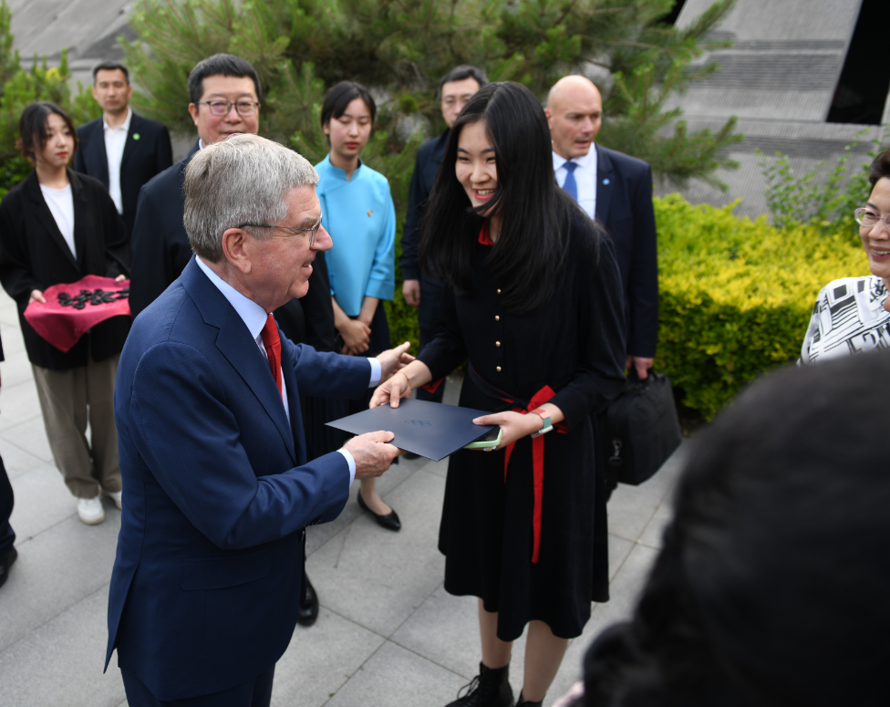 2023年5月7日李岱璇在曲阜迎接巴赫主席到访