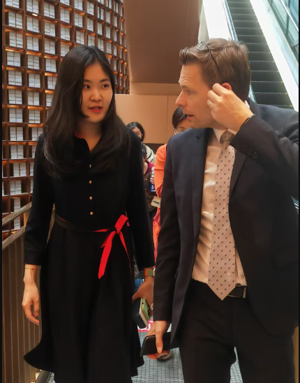 与传媒主任克劳交流