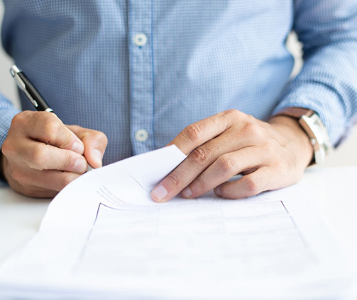 聚焦產(chǎn)經(jīng)熱點(diǎn)話(huà)題，定期邀請(qǐng)法律、經(jīng)濟(jì)、金融等各領(lǐng)域?qū)＜覍W(xué)者進(jìn)行深度訪(fǎng)談。