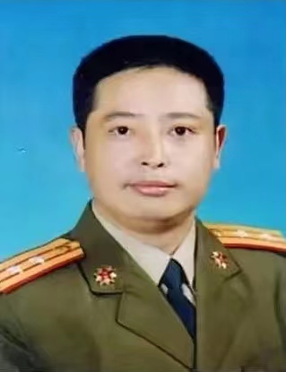 中共党员，军人出身，本科学历，从事安保行业40余年，服务上市央/国企500强30余年，国家级职业技能鉴定保安专业高级考评员，国家级职业资格鉴定保安师综合评审专家，国家安全领域的多项培训高级讲师，北京安保行业协会专业讲师，北京房山消防队的十佳志愿者，业内安保领域的安全专家。