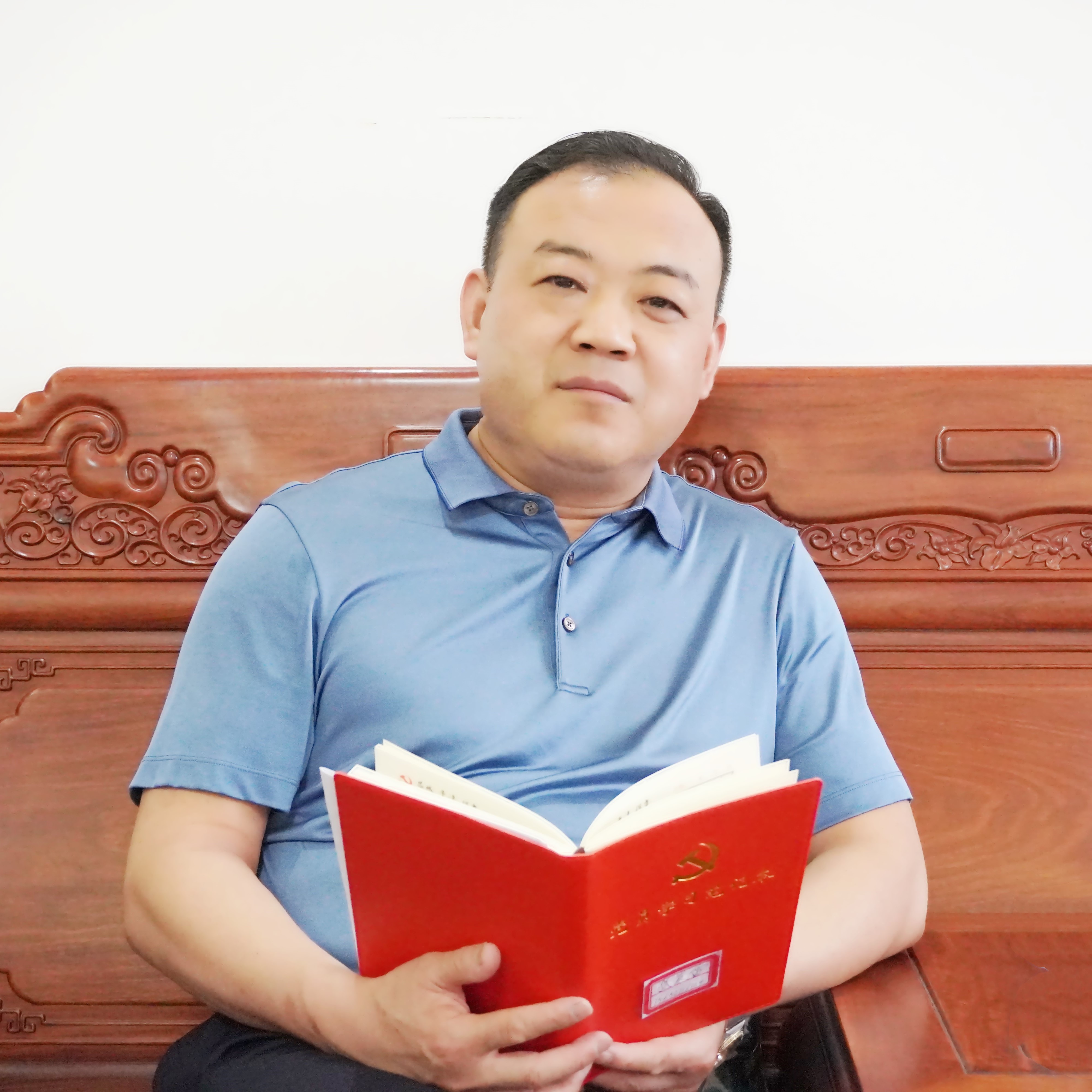 中共党员，本科学历，从事安保行业30余年，服务上市央/国企500强20余年，2008年奥运安保先进个人，国庆60周年庆优秀志愿者，国家安全防范设计评估师，高级保安师，劳动关系协调师，国家高级人力资源管理师，是业内的精英。