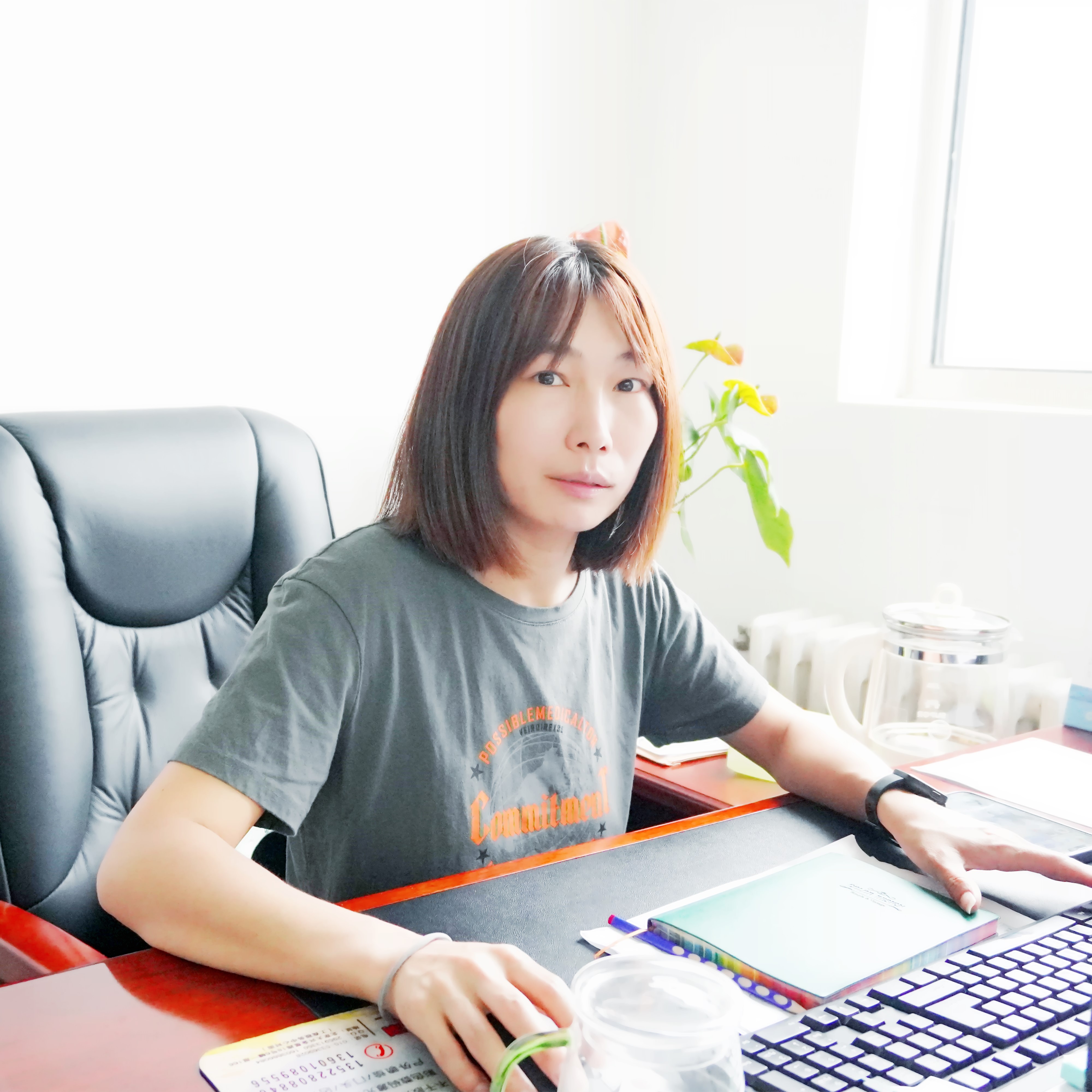 本科学历，从事安保行业10余年，服务上市央/国企500强10余年，拥有行政管理师，心理咨询师，电子计算机4级等多个技能证书。具备多家大型公司的行政管理经验，是业内安保领域的行政骨干力量。