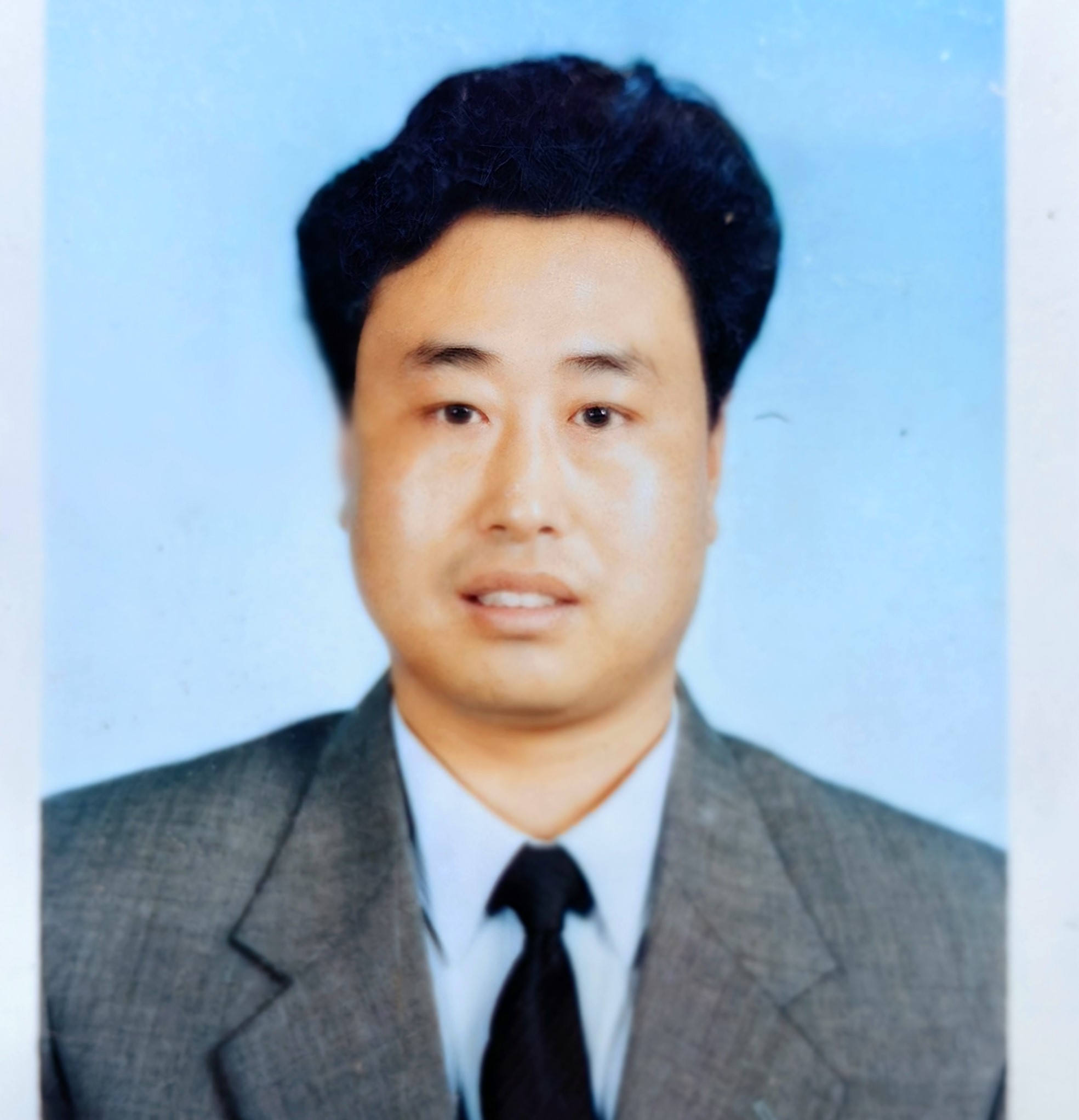 中共党员，军人出身，经济管理本科，从事地产、物业管理40年余年，服务上市央/国企500强30余年，曾任国企、外企、民企高管。擅长企业优化改革，创新管理、企业改制、成本核算体系设计等管理工作。