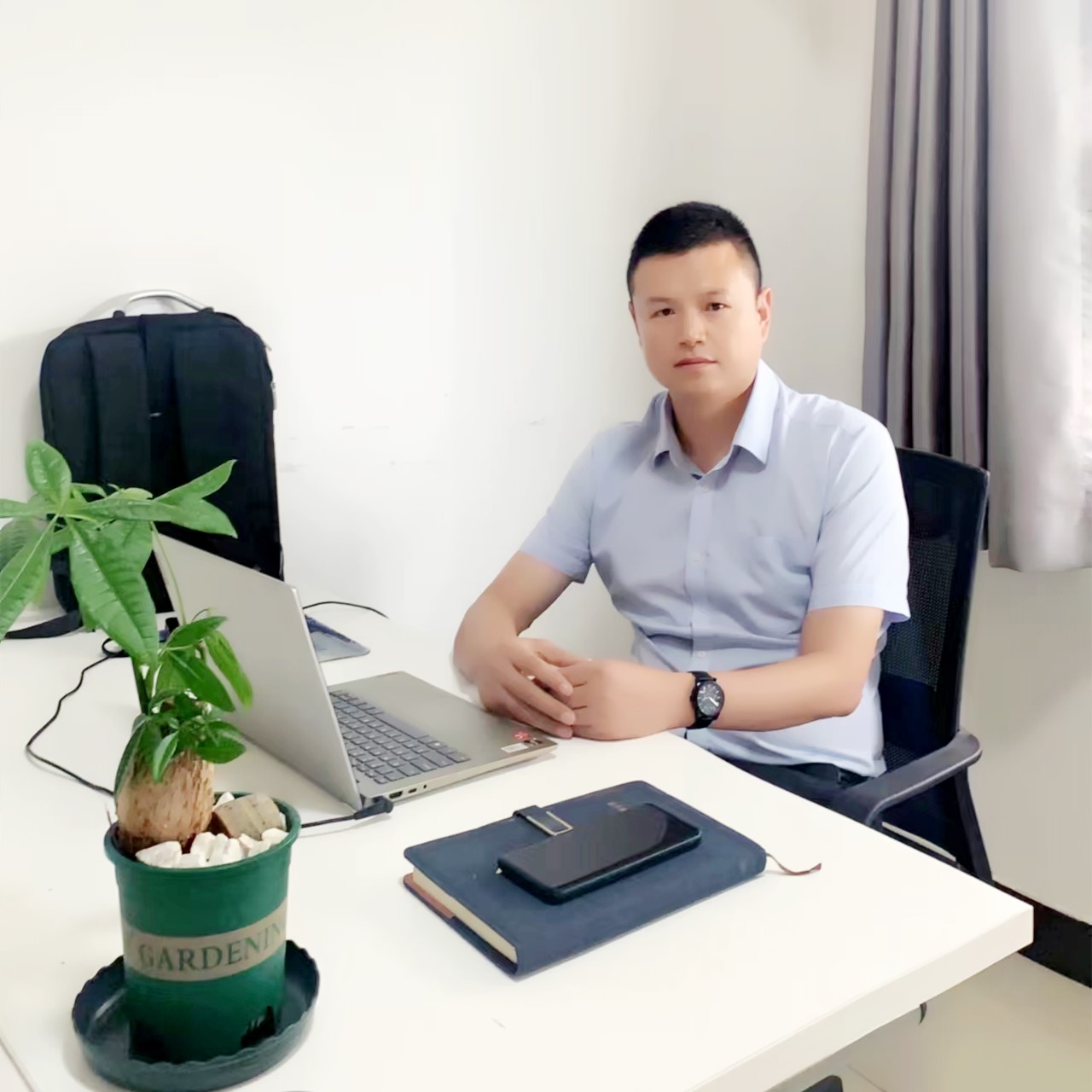 中共党员，专科学历，军人出身，曾荣立三等功1次，从事安保行业20余年，服务上市央/国企500强20余年，国家中级保安师，安全管理师。
