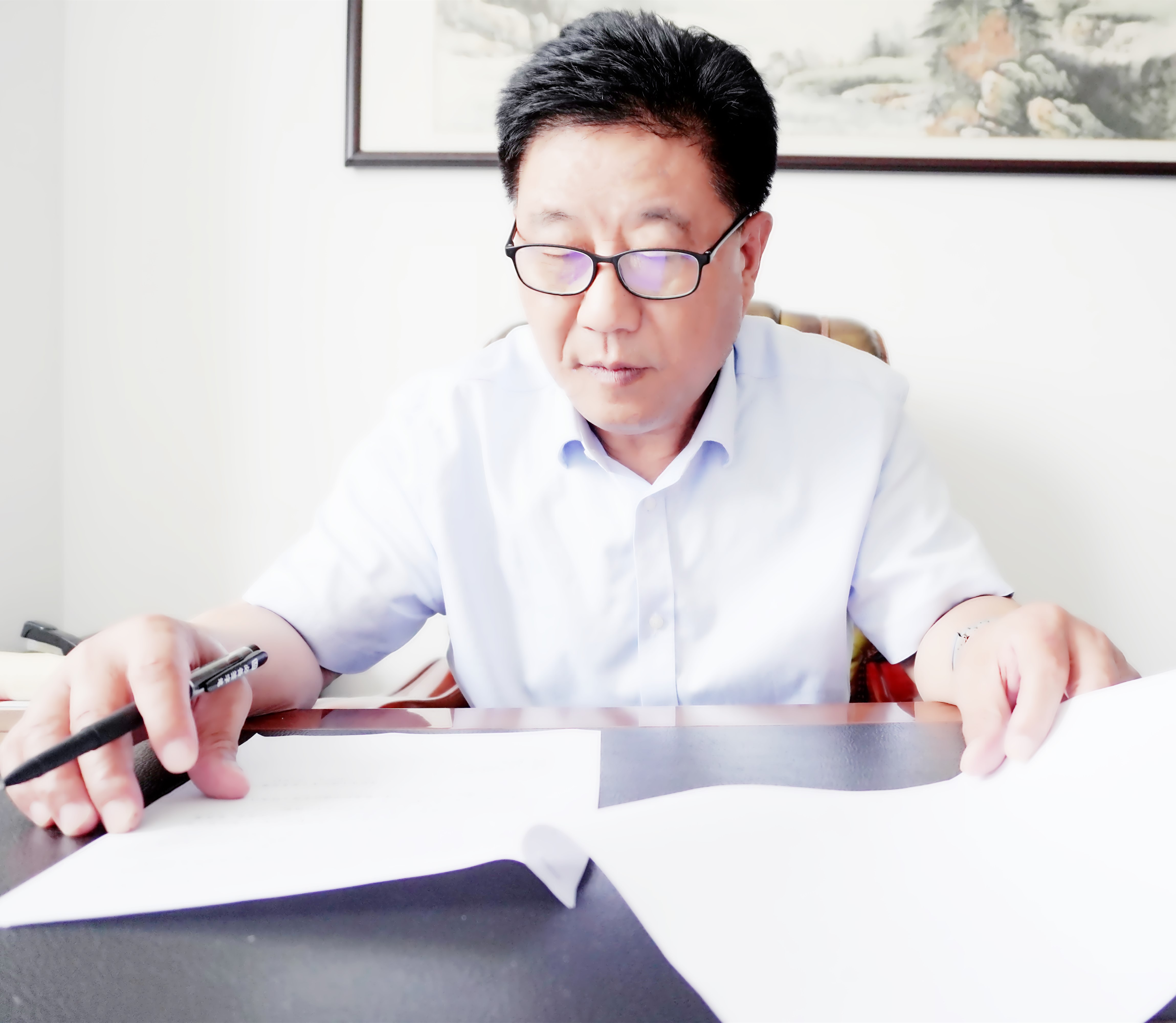 专科学历，从事安保行业30余年，服务上市央/国企500强20余年，国家安全防范设计评估师，高级人力资源管理师，国家劳动关系高级协调师，具备卓越的专业知识。