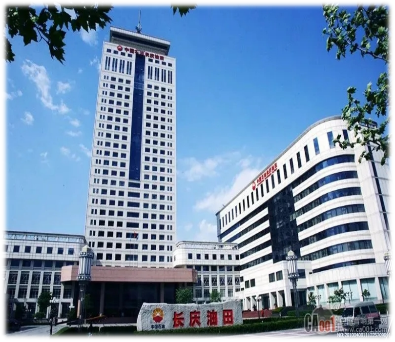 长庆油田成立于1970年4月，总部位于陕西省西安市，是中国第一大油气田。勘探区域主要在陕甘宁盆地，勘探总面积约37万平方公里。该项目采用了巨浪智能型系列产品：BSE-120-90（455L 90KW），用于公寓内员工淋浴热水供应，该智能系列设备采用内浸式设计的螺纹性电热元件，以及食品级的不锈钢内胆，超强耐腐蚀抗结垢,为员工带来舒适温暖的高品质热水。