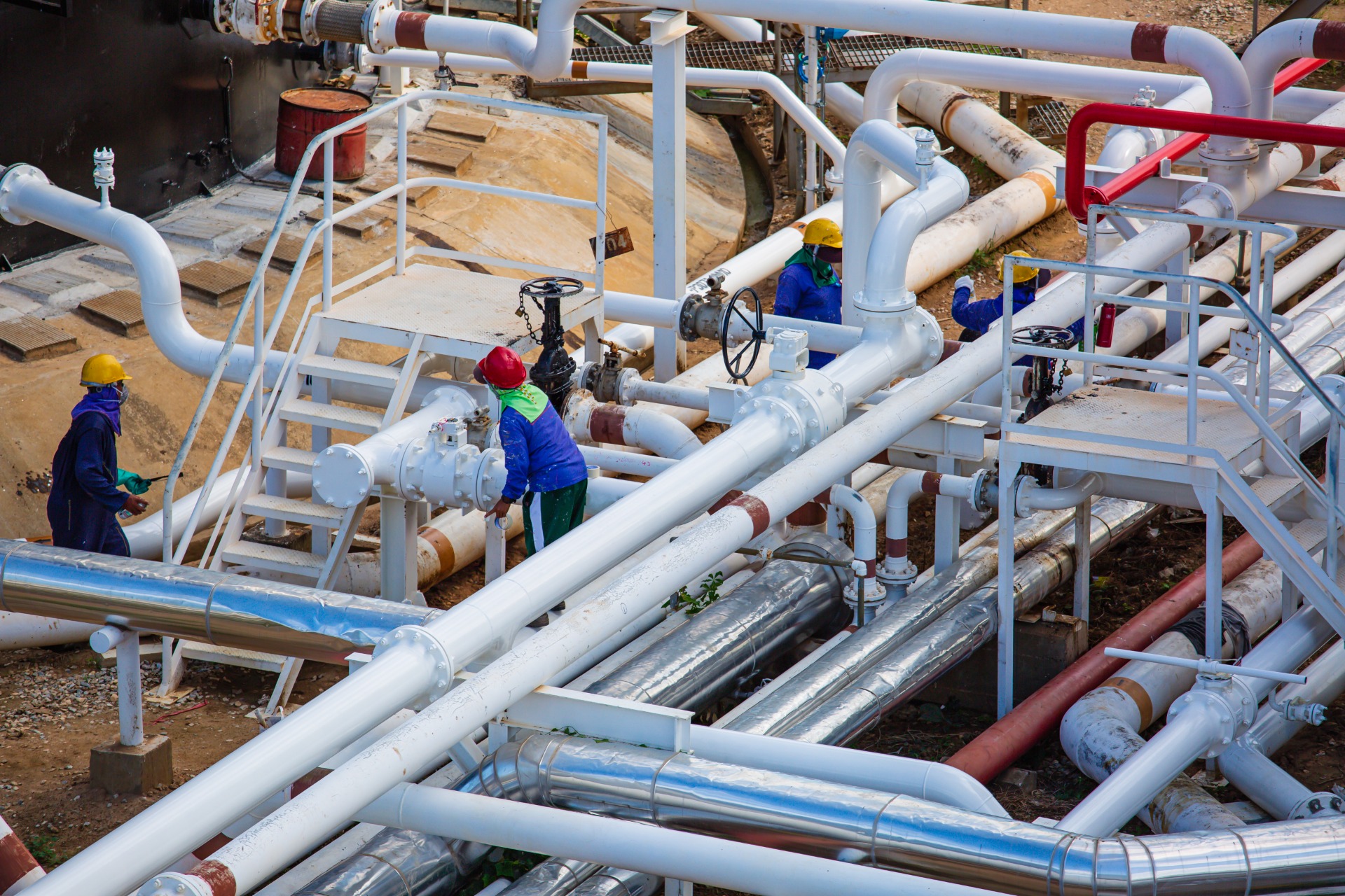 oil-gas-processing-plant-with-pipe-line-valves