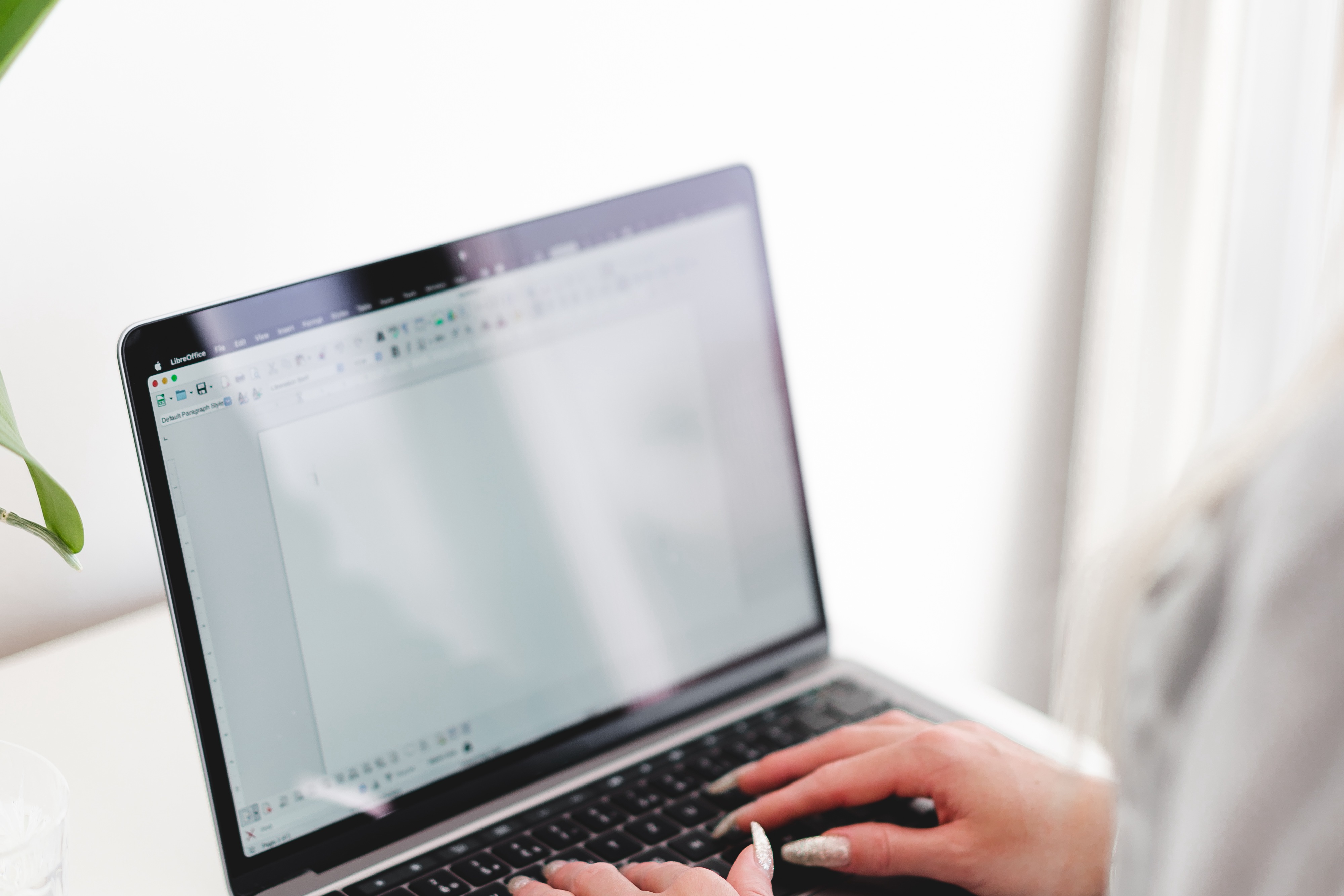 在壹鸣的协助下选择学校，浏览官网和招生信息，了解学校和课程。
我们在选择语言学校时尽量选择入管局认定的优良校，因为有着官方权威认证，通过率会高，而且这样签证办理材料会有所简化。
*注意：日本语言学校一般要提前半年~1年申请。大多数语言学校每年1/4/7/10月都可以入学，所以先根据自己的毕业时间、日语情况选好申请的时间。
