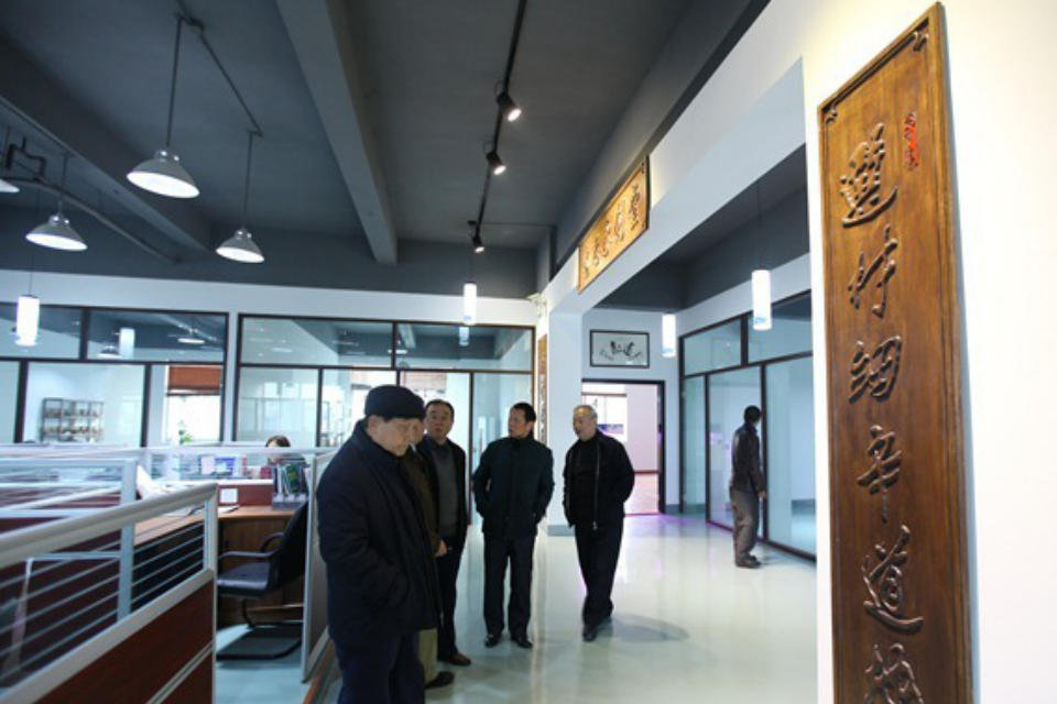 18、省人大原副主任曾启祥、省军区副司令员朱光泉、省委副秘书长王国贤、食品药品监督管理局培训中心主任周湖海来我司参观指导