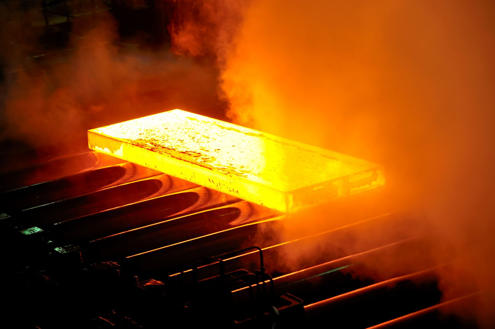 冶炼100万吨钢耗氢11.3万吨，对应装机量2.8GW；全国钢铁产量10.5亿吨，全部替代情况下对应装机量2900GW，制氢装备市场规模7.25万亿。