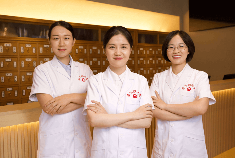 集团拥有来自北京中医药大学、中国中医科学院等多所教育科研机构组成的近50名中医医师豪华团队，理论经验丰富、临床表现出色、服务能力一流。