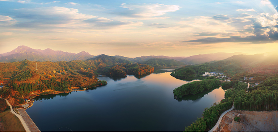 卢村水库，又叫卢湖（含陆上设施）占地面积5平方公里，湖面3000余亩。这里曲曲弯弯是湖，重重叠叠是山，水在峦间绕，峰在水中现。坝高30余米，长千余米，巍峨壮观，如长龙横卧，气势慑人。宋代名臣范仲淹宦迹广德时，曾赋诗《石溪瀑布》一首，勒于石碑，诗云：“迥与泉流异，发源高更孤。下山尤直在，到海得清无？势斗蛟龙恶，风吹雨雹粗。晚来云一色，诗句自成图”。