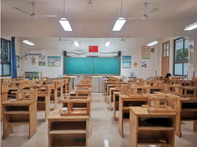 通過(guò)專業(yè)的光學(xué)和照明設(shè)計(jì)，使教室里指定區(qū)域的光分布均勻、不刺眼，更保護(hù)學(xué)生視力