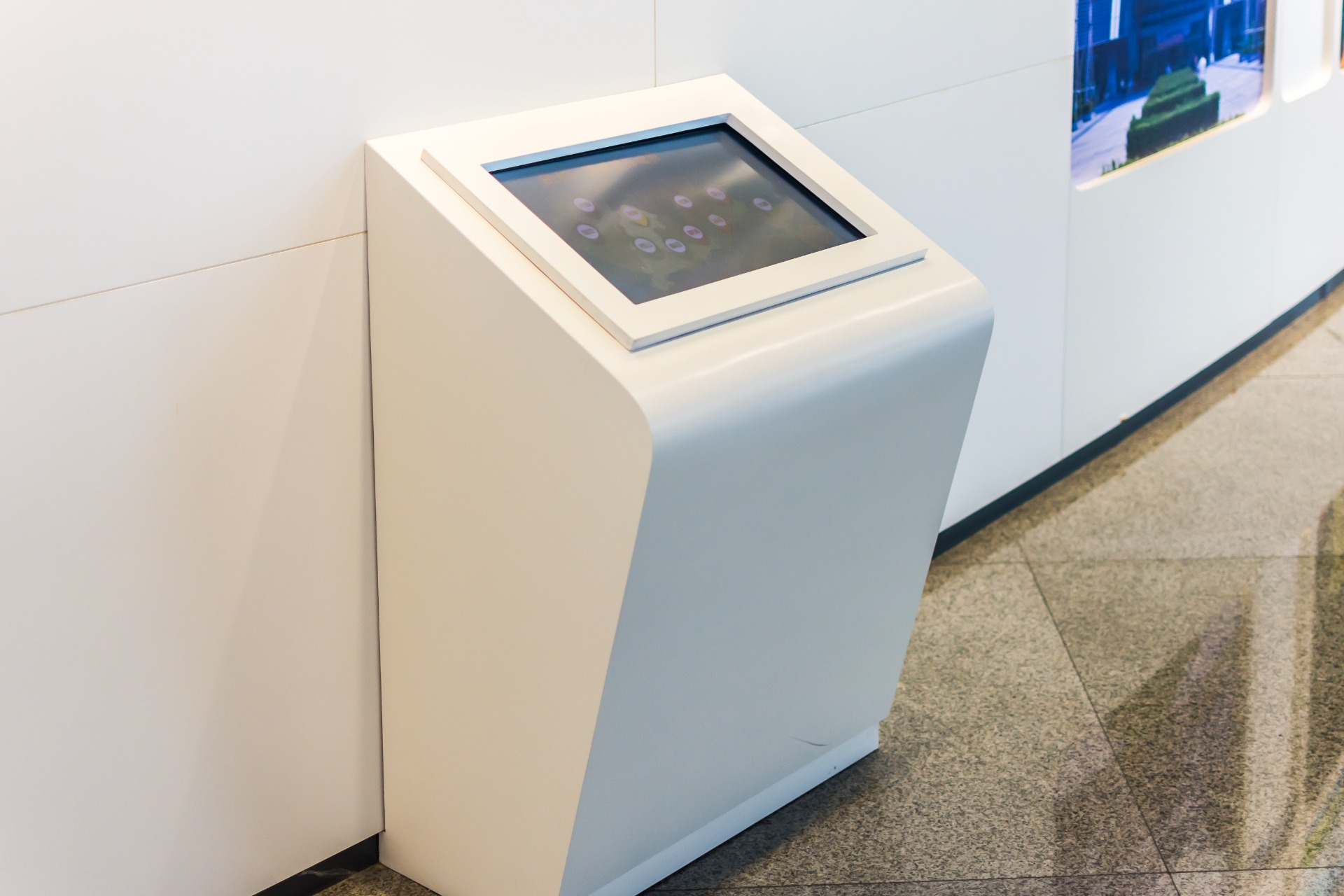  Touch monitors can provide a virtual tour to guide visitors through the various areas of the museum. Through the touch screen, visitors can choose their own route of interest, obtain detailed information about the exhibits, and even conduct self-guided audio Tours.
