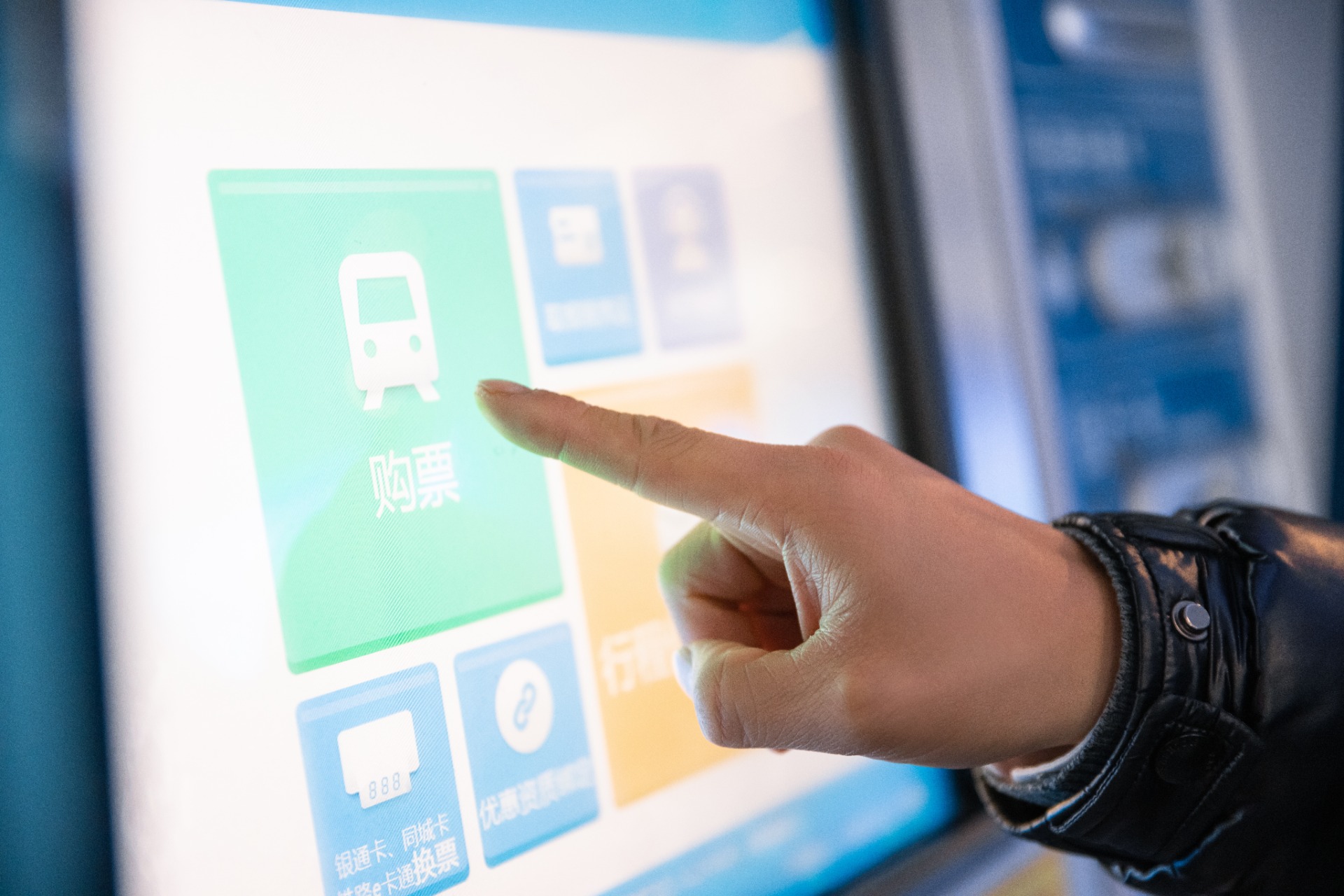 The application of the touch screen in the self-service ticket machine greatly improves the user experience, making the ticket purchase process more convenient and efficient. Here are some key applications of the touch screen in self-service ticket machines:
Interactive interface
 Input information
Ticket collection operation
 Fault feedback
Multi-language support
 In order to ensure the accuracy and reliability of the touch screen, the touch screen of the self-service ticket collection machine should have high sensitivity, durability and easy cleaning.