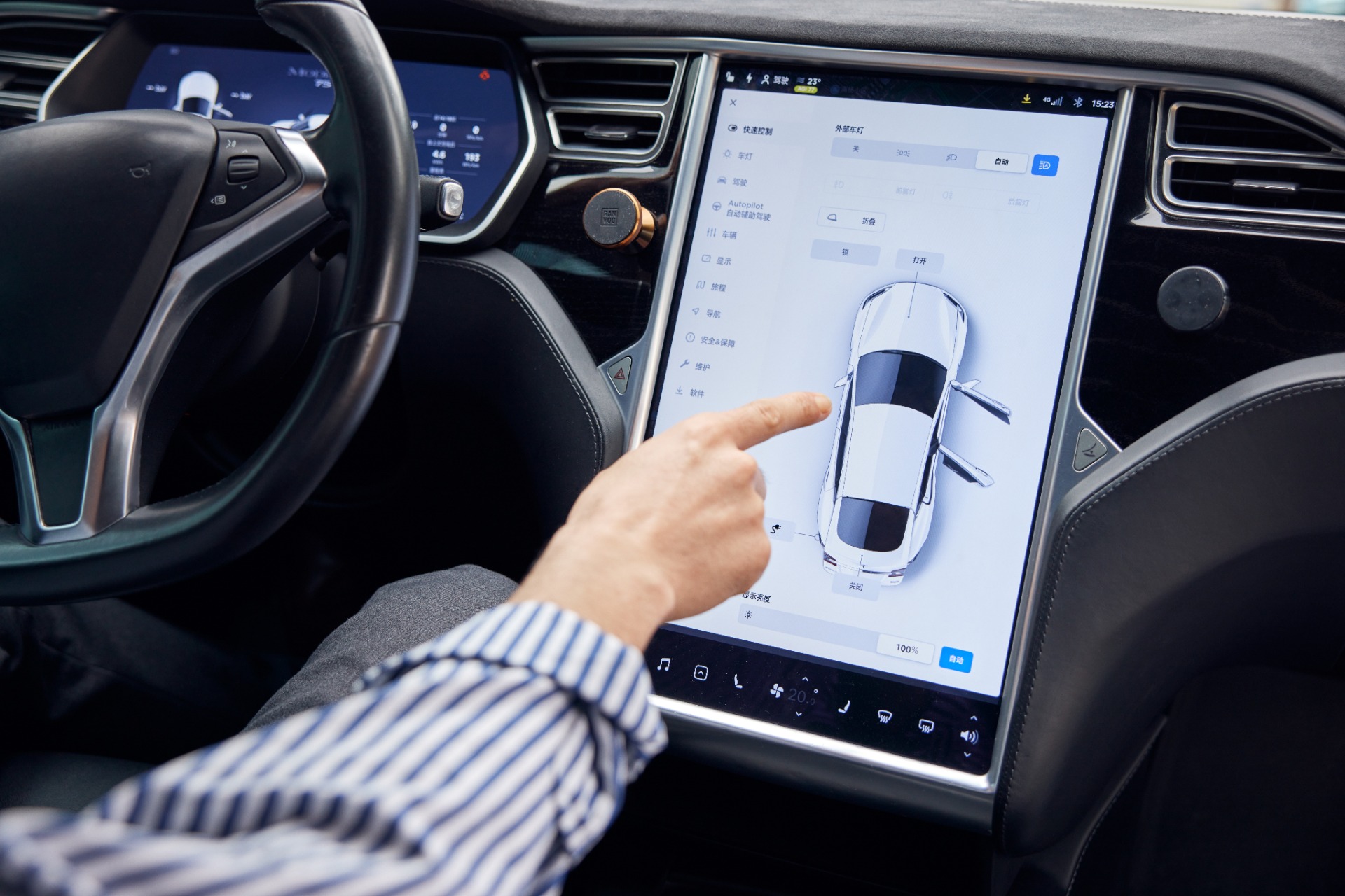 The application of the touch Screen in the Car Display Screen has greatly improved the interaction experience between the driver and the vehicle. The following are several key applications of the touch screen in the car display:
 Navigation system
Multimedia control
Vehicle Settings
 Vehicle information display
Reverse camera