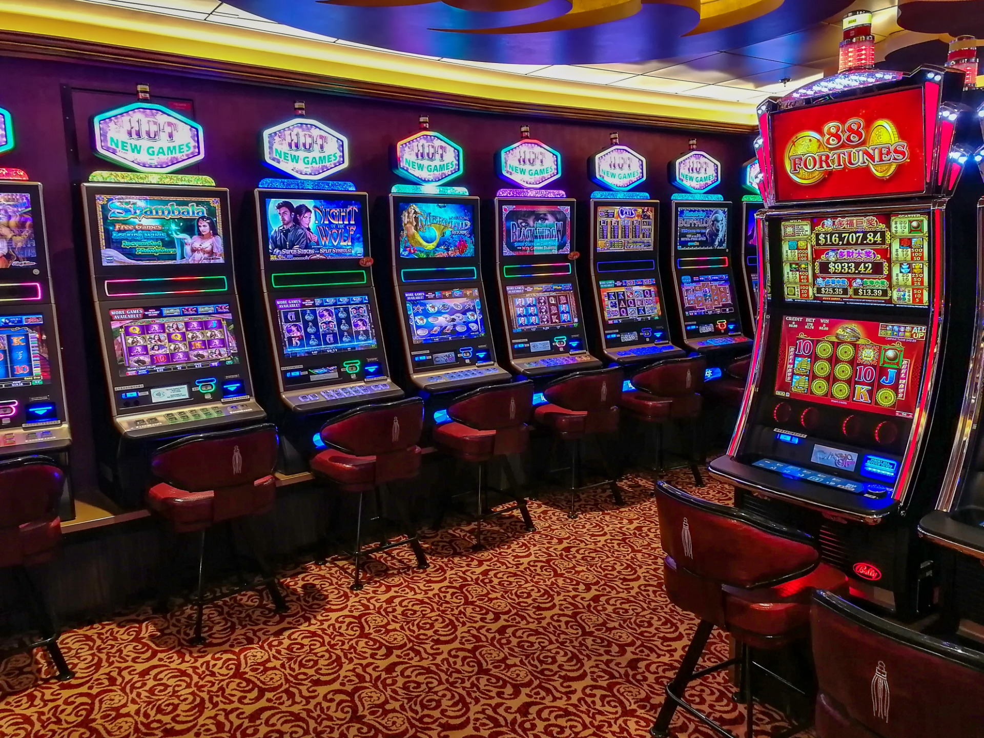 Open frame PCAP touch monitor with flexible LED strip for slot machines can improve user experience and increase the average play time by 30%. Flexible LED strip enhances interactive experience and stimulates interest in playing.