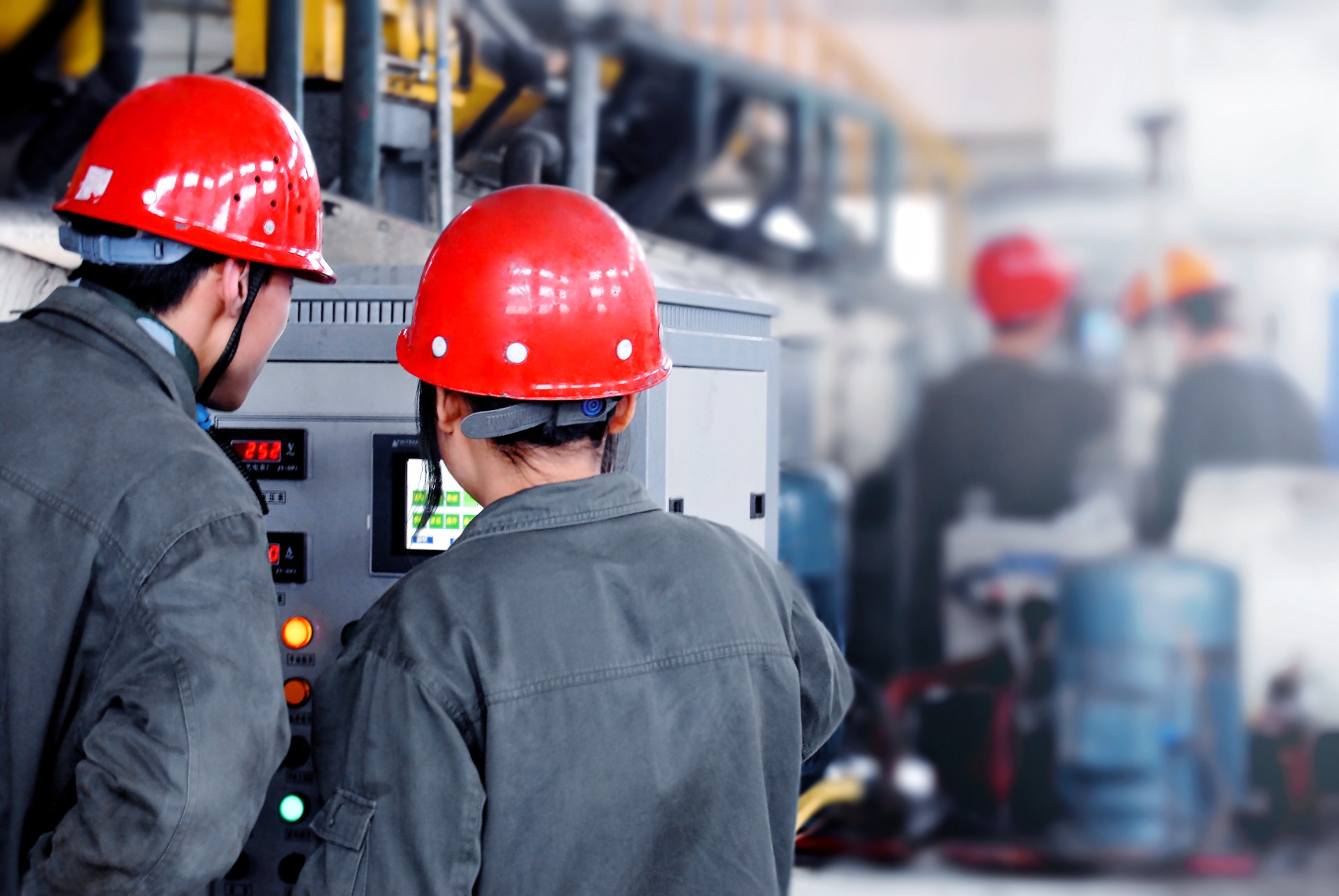Oil and gas industry works in a dirty, rough and dangerous environment while most of the equipment has to be operating at an extreme temperature, at the same time, eliminating the possibilities of errors.
Keetech Industrial touchscreens and touchscreen monitors have been engineered to operate and withstand the stress of daily function in a wide range of environments.