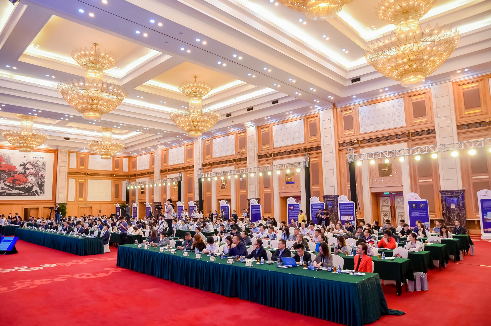 On November 15, 2019, the 2019 Shenzhen International Conference on 8K UHD Video Industry Development was held in Shenzhen Wuzhou Hotel. The conference is guided by the Shenzhen Municipal Government, sponsored by CESI and Huawei. We set a theme forum, four sub-forums and a closed-door meeting to build a high-end platform for the exchange and cooperation of 8K ultra-high-definition video.
