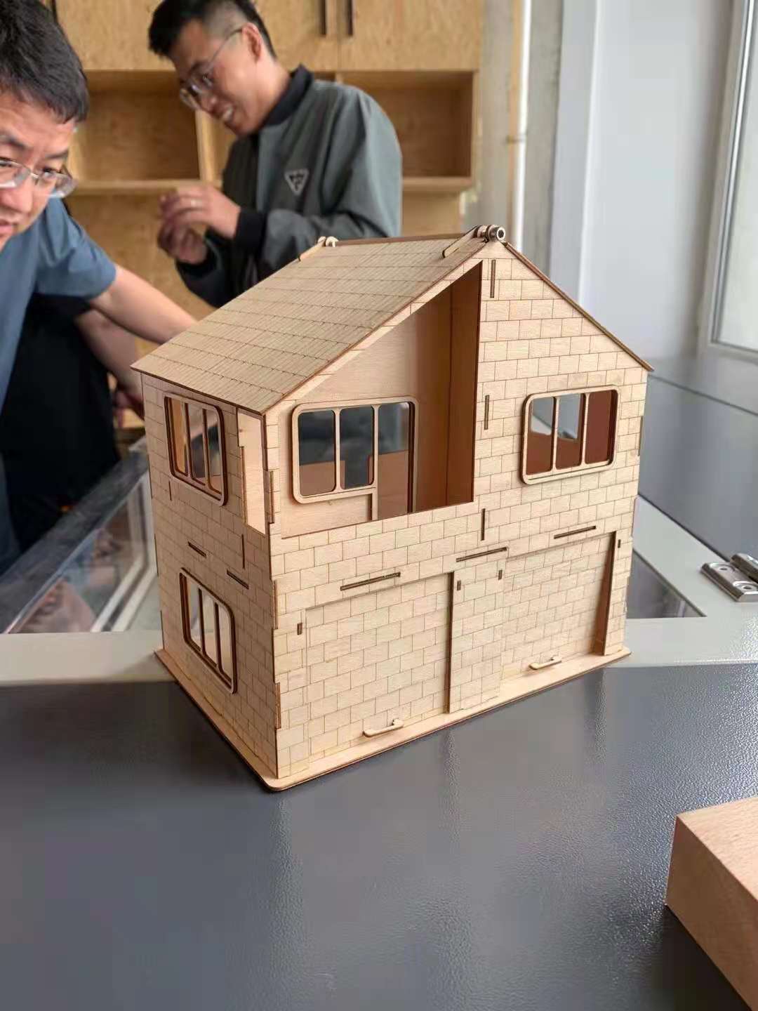木工课程涵盖科学，技术，工程，艺术和数学 ， 课程体系具有阶梯形，连续性，可程序性的特点，结合STEAM课程体系，彰显时代特征。充分体现劳动教育的思想性，社会性和实践性。