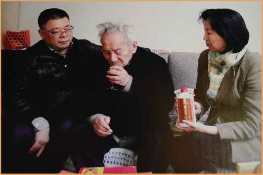 中國酒界泰斗秦含章老先生，在細品黔臺酒。